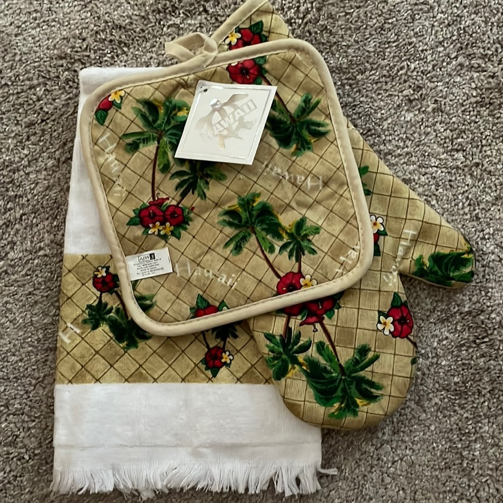 NWT - 3 pieces Oven Mitt, Towel and Potholder